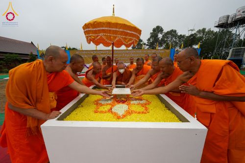 ภาพ No.174083:พิธีวางศิลาฤกษ์มหาสมบัติ โปรยรัตนชาติบ่อมงคลเศรษฐี ติดแผ่นทอง ลูกนิมิต - ช่อฟ้า เพื่อสถาปนาสร้างอุโบสถ บูชาธรรม 80 ปีหลวงพ่อธัมมชโย ณ วัดทุ่งเจริญธรรม อ.อมก๋อย จ.เชียงใหม่ วันที่ 8 พฤศจิกายน พ.ศ. 2567