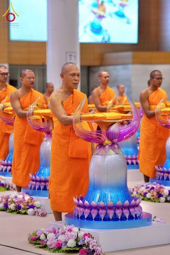 ภาพ No.215692:วันอาทิตย์ต้นเดือนที่ 6 เมษายน พ.ศ. 2568 พิธีทอดผ้าป่าสมทบ เพื่องานถวายมหาสังฆทาน 40,000 กว่าวัดทั่วประเทศ ณ สภาธรรมกายสากล วัดพระธรรมกาย