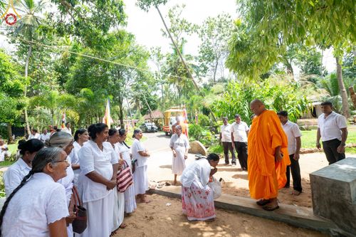 ภาพ No.140123:PhotoStory มหาศรัทธา ธรรมยาตราศรีลังกา EP.3  โครงการสยาม-ลังกา ธรรมยาตรา ฉลองเทศกาลวิสาขบูชาแห่งชาติ ศรีลังกา  บูชาธรรม 80 ปีหลวงพ่อธัมมชโย เส้นทางจาก เมืองดัมบูลลา ไปยัง เมืองมาตะเล  ตั้งแต่วันที่ 17-20 พฤษภาคม พ.ศ. 2567