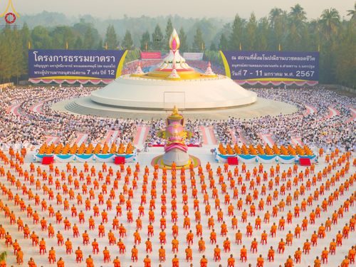 ภาพ No.110228:พิธีตักบาตรพระธรรมยาตราฯ ในโครงการธรรมยาตรากตัญญูบูชา มหาปูชนียาจารย์ พระมงคลเทพมุนี(สด จนฺทสโร) พระผู้ปราบมาร ปีที่ 12 ณ อนุสรณ์สถานลำดับที่ 2 สถานที่ตั้งมโนปณิธานบวชตลอดชีวิต อนุสรณ์สถานบางนางแท่น จ.นครปฐม วันที่ 11 มกราคม พ.ศ. 2567