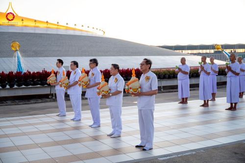 ภาพ No.276594:วันเสาร์ที่ 6 ธันวาคม  พ.ศ. 2568 พิธีเวียนประทักษิณและพิธีวันทาเจดีย์ โครงการอุปสมบทบูชาธรรมมหาปูชนียาจารย์ ประจำปี พ.ศ.2568 โครงการบวชพระนานาชาติ AEC และ WAB รุ่น CEO (นักบริหาร) รุ่นที่ 5 ณ มหาธรรมกายเจดีย์ วัดพระธรรมกาย