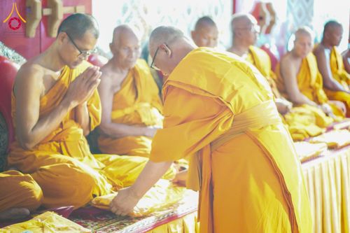 ภาพ No.146677:พิธีต้อนรับสัญญาบัตร พัดยศ ผ้าไตร ในโอกาสที่พระบาทสมเด็จพระเจ้าอยู่หัว ทรงพระกรุณาโปรดพระราชทานสัญญาบัตรตั้งสมณศักดิ์ พระวิมลศาสนวิเทศ (สำรวจ กมโล) เจ้าอาวาสวัดไทยนอร์เวย์ เป็นพระราชาคณะชั้นราช ในราชทินนามที่ “พระราชวชิรศาสนวิเทศ”