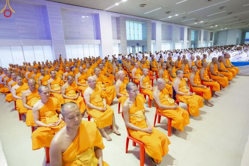 ภาพ No.222753:วันอาทิตย์ต้นเดือนที่ 4 พฤษภาคม พ.ศ. 2568 พิธีบูชาข้าวพระ ณ สภาธรรมกายสากล วัดพระธรรมกาย