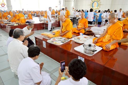 ภาพ No.226896:วันเสาร์ที่ 31 พฤษภาคม พ.ศ. 2568 พิธีถวายภัตตาหารเมนูสวรรค์ "เพื่อการบรรลุธรรม" ณ หอฉันคุณยายอาจารย์ วัดพระธรรมกาย