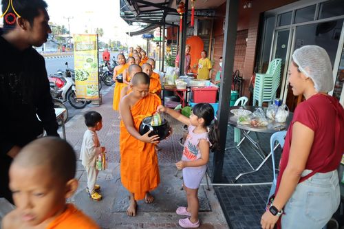 ภาพ No.61054:สามเณรออกบิณฑบาต และกิจกรรมอบรมสามเณร ในโครงการบรรพชาสามเณรฟื้นฟู พระพุทธศาสนาทั่วไทย ณ ศูนย์อบรมที่พักสงฆ์บ้านร่มเย็น จ.นราธิวาส วันที่ 2-15 เมษายน พ.ศ. 2567