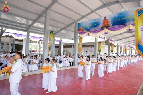 ภาพ No.174331:พิธีทอดกฐินกตัญญูบูชาธรรม ณ ศูนย์ปฏิบัติธรรมพระมงคลเทพมุนี อ.สองพี่น้อง จ.สุพรรณบุรี ในโครงการกฐินสามัคคีทั่วไทย 30,000 วัด บูชาธรรม 80 ปี หลวงพ่อธัมมชโย โดยคณะศิษยานุศิษย์วัดพระธรรมกาย วันที่ 10 พฤศจิกายน พ.ศ. 2567