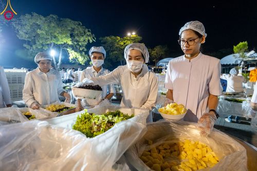 ภาพ No.106673:พิธีถวายภัตตาหารเป็นสังฆทาน แด่คณะพระธรรมยาตราฯ ในโครงการธรรมยาตรากตัญญูบูชา มหาปูชนียาจารย์ พระมงคลเทพมุนี(สด จนฺทสโร) พระผู้ปราบมาร อนุสรณ์สถาน 7 แห่ง ปีที่ 12 วันที่ 6 มกราคม พ.ศ. 2567 ณ อนุสรณ์สถานโลตัสแลนด์ จ.สุพรรณบุรี