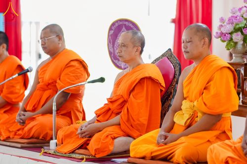 ภาพ No.275846:วันพุธที่ 3 ธันวาคม พ.ศ. 2568 พิธีบรรพชาอุปสมบท โครงการอุปสมบทบูชาธรรมมหาปูชนียาจารย์ ศูนย์อบรม : ศูนย์ส่งเสริมศีลธรรม จ.พะเยา ณ โบราณสถานพระธาตุจอมทอง และ โบสถ์กลางน้ำ วัดพระธาตุศรีโคมคำ อำเภอเมือง จังหวัดพะเยา