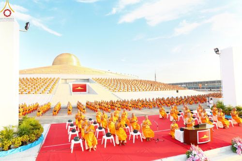 ภาพ No.187727:พิธีตักบาตรฉลองพระใหม่ ต้อนรับพุทธศักราช 2568 ณ ลานธรรมพระมหาธรรมกายเจดีย์ วัดพระธรรมกาย จ.ปทุมธานี วันที่ 1 มกราคม พ.ศ. 2568