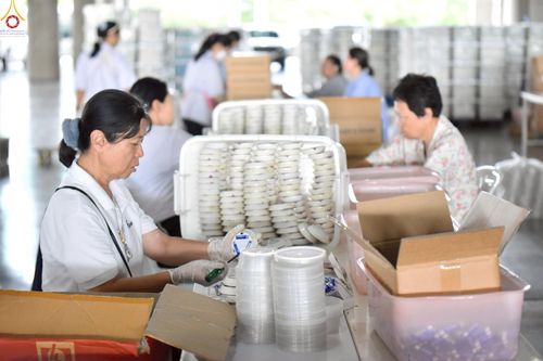 ภาพ No.239967:วันที่ 20-23 สิงหาคม พ.ศ. 2568 การเตรียมงานวันธรรมชัย ใส่ถ่านประทีป LED ที่วิหารคด 7 และ 25 วัดพระธรรมกาย