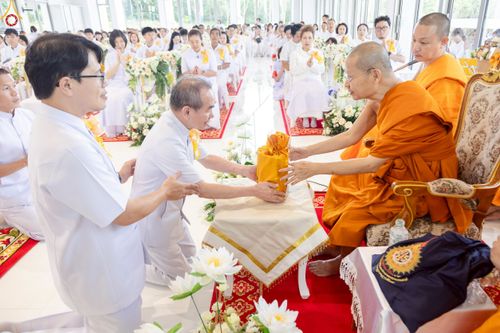 ภาพ No.239377:วันอาทิตย์ที่ 17 สิงหาคม พ.ศ. 2568 พิธีกดปุ่มอัญเชิญรูปเหมือน พระมงคลเทพมุนี (สด จันทสโร)  ณ มหาวิหารแก้วพระมงคลเทพมุนี  ศูนย์ปฏิบัติธรรมแก้วเมืองเลย