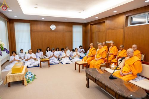 ภาพ No.111535:พิธีอธิษฐานจิตปิดแผ่นทอง "ธรรมจักร" เพื่อสถาปนาอุโบสถ "บูชาธรรม 80 ปี หลวงพ่อธัมมชโย" วัดพระธรรมกายลอนดอน ประเทศอังกฤษ ณ อาศรมบัณฑิต วัดพระธรรมกาย ในวันเสาร์ที่ 27 เมษายน พ.ศ. 2567