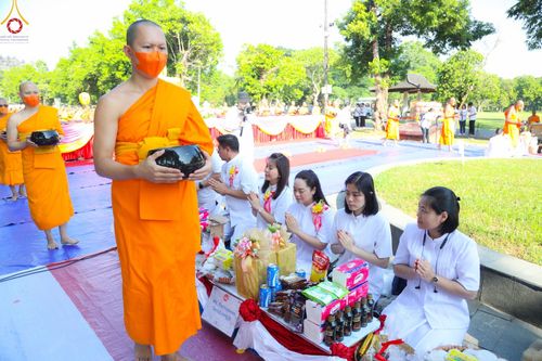 ภาพ No.103288:พิธีตักบาตรพระธรรมทายาท 1,000 รูป ณ มหาเจดีย์บุโรพุทโธ ประเทศอินโดนีเซีย ในวันที่ 20 ธันวาคม พ.ศ. 2566
