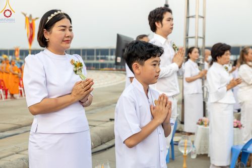 ภาพ No.121958:พิธีจุดประทีปถวายเป็นพุทธบูชา และบูชาธรรมมหาปูชนียาจารย์ พระมงคลเทพมุนี(สด จนฺทสโร) ในโครงการธรรมยาตรา กตัญญูบูชา มหาปูชนียาจารย์ พระมงคลเทพมุนี(สด จนฺทสโร) พระผู้ปราบมาร อนุสรณ์สถาน 7 แห่ง ปีที่ 12 วันที่ 31 มกราคม พ.ศ. 2567 ณ วัดพระธรรมกาย จ.ปทุมธานี