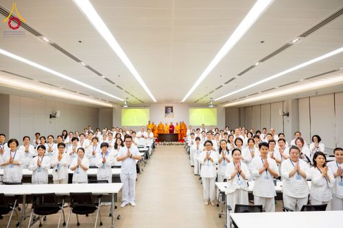 ภาพ No.222502:วันที่ 21 เมษายน พ.ศ. 2568 หลวงพ่อทัตตชีโวต้อนรับคณะสงฆ์จีน ณ อาคาร 100 ปี คุณยายมหารัตนอุบาสิกาจันทร์ ขนนกยูง วัดพระธรรมกาย