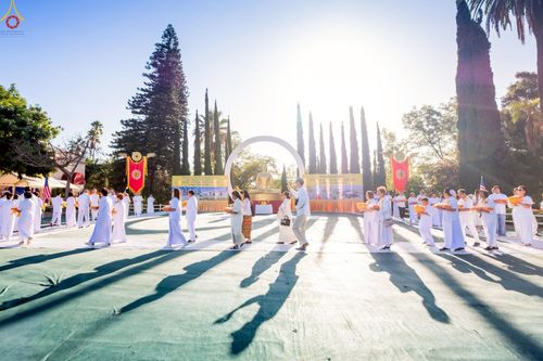 ภาพ No.252221:วันที่ 4-5 ตุลาคม พ.ศ. 2568  วัดพระธรรมกายแคลิฟอร์เนีย ประเทศสหรัฐอเมริกา ได้จัดพิธีตัดปอยผม โดยคณะสงฆ์ ญาติ ๆ และสาธุชน ให้กับนาคธรรมทายาท 8 ท่าน และได้จัดพิธีบรรพชา-อุปสมบท ฉลองพิธีทอดกฐินบรมจักรพรรดิ สร้างอุโบสถ 82 ปี บูชาธรรมหลวงพ่อธัมมชโย