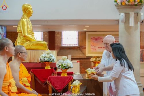 ภาพ No.161375:วัดพระธรรมกายลอนดอน สหราชอาณาจักร จัดงานบุญ น้อมถวายเป็นพุทธบูชา และบูชาธรรมเนื่องในวาระ 140 ปี วันคล้ายวันเกิดด้วยรูปกายเนื้อของ พระมงคลเทพมุนี (สด จนฺทสโร) พระผู้ปราบมาร ในวันที่ 10 ตุลาคม พ.ศ. 2567