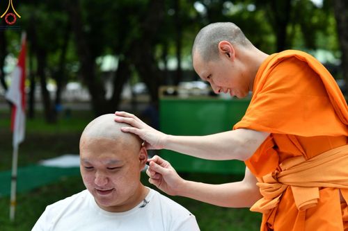 ภาพ No.143864:พิธีตัดปอยผม โครงการอุปสมบทหมู่ พระธรรมทายาทนานาชาติ (ภาษาจีน) รุ่นที่ 19 วันอาทิตย์ที่ 7 กรกฎาคม พ.ศ. 2567 ณ สนามหญ้า หน้าบ้านแก้วอาสาสมัคร วัดพระธรรมกาย
