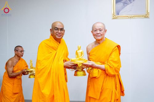 ภาพ No.222360:วันที่ 21 เมษายน พ.ศ. 2568 หลวงพ่อทัตตชีโวต้อนรับคณะสงฆ์ WAB ณ อาคาร 100 ปี คุณยายมหารัตนอุบาสิกาจันทร์ ขนนกยูง วัดพระธรรมกาย