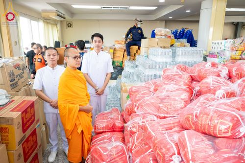 ภาพ No.159380:วัดพระธรรมกาย มูลนิธิธรรมกาย คณะศิษยานุศิษย์ฯ มอบถุงยังชีพ ข้าวสารอาหารแห้ง สมทบศูนย์รับบริจาคช่วยเหลือ ผู้ประสบภัยภาคเหนือ จังหวัดปทุมธานี มอบชุดอาหารปรุงสุกใหม่ ส่งแรงใจแก่เจ้าหน้าที่ผู้ปฏิบัติงาน และจิตอาสา วันที่ 27 กันยายน พ.ศ. 2567