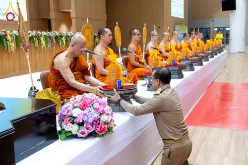 ภาพ No.208945:พระบาทสมเด็จพระเจ้าอยู่หัว ทรงมีพระราชศรัทธาทรงพระกรุณาโปรดเกล้าฯ ให้บำเพ็ญพระราชกุศลถวายภัตตาหารพระราชทาน การสอบบาลีสนามหลวง ณ วัดพระธรรมกาย ย อ.คลองหลวง จ.ปทุมธานี วันที่ 23-24 กุมภาพันธ์ พ.ศ. 2568