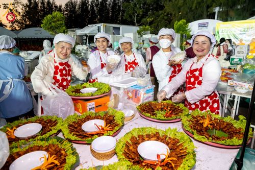 ภาพ No.194356:พิธีถวายภัตตาหารเป็นสังฆทาน แด่พระธรรมยาตรา ณ อนุสรณ์สถานมหาวิหารพระมงคลเทพมุนี (โลตัสแลนด์) อ.สองพี่น้อง จ.สุพรรณบุรี ในโครงการธรรมยาตรา กตัญญูบูชา มหาปูชนียาจารย์ พระมงคลเทพมุนี(สด จนฺทสโร) พระผู้ปราบมาร ปีที่ 13 วันที่ 13 มกราคม พ.ศ.2568