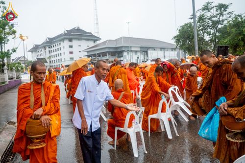 ภาพ No.226063:วันอาทิตย์ที่ 25 พฤษภาคม พ.ศ. 2568 พิธีตักบาตรพระ 1,000 รูปเมืองตรัง ครบรอบ 110 ปี เมืองทับเที่ยง ถวายเป็นพุทธบูชา ถวายเป็นพระราชกุศลแด่รัชกาลที่ 10 และอุทิศส่วนกุศลแด่อดีตเจ้าเมืองตรัง และบรรพบุรุษ ณ บริเวณหน้าศาลากลางจังหวัดตรัง ถนนพระราม 6