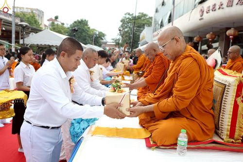 ภาพ No.236913:วันอาทิตย์ที่ 10 สิงหาคม พ.ศ. 2568 มหาสังฆทานครั้งยิ่งใหญ่ ตักบาตรพระ 10,000 รูป ถ.นิพัทธ์อุทิศ 3 ใจกลางนครหาดใหญ่ จ.สงขลา