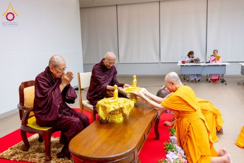 ภาพ No.222643:วันที่ 23 เมษายน พ.ศ. 2568 หลวงพ่อทัตตชีโวต้อนรับคณะสงฆ์เมียนมาร์ ณ อาคาร 100 ปี คุณยายมหารัตนอุบาสิกาจันทร์ ขนนกยูง วัดพระธรรมกาย