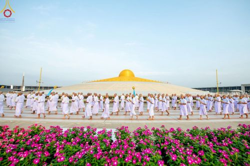 ภาพ No.214935:วันเสาร์ที่ 5 เมษายน พ.ศ. 2568 พิธีเวียนประทักษิณรอบพระมหาธรรมกายเจดีย์  พิธีวันทาเจดีย์ พิธีขอขมาและมอบผ้าไตร ในโครงการบรรพชาสามเณรฟื้นฟูพระพุทธศาสนาทั่วไทย , โครงการหน่อแก้วเปรียญธรรม รุ่นที่ 13 ,  โครงการสามเณรยุวธรรมทายาท รุ่นที่ 33 , โครงการสามเณรมั