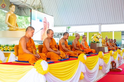 ภาพ No.86651:พิธีเจริญพระพุทธมนต์ถวายพระพรชัยมงคลแด่ สมเด็จพระนางเจ้าสิริกิติ์ พระบรมราชินีนาถ พระบรมราชชนนีพันปีหลวง พระบาทสมเด็จพระวชิรเกล้าเจ้าอยู่หัว และสมเด็จพระนางเจ้าฯ พระบรมราชินี วันจันทร์ที่ ๒๘ สิงหาคม พ.ศ. ๒๕๖๖ ณ มณฑลพิธีฯ อาคารโถงช้างฯ วัดพระธรรมกาย