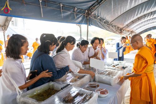 ภาพ No.129234:พิธีถวายภัตตาหารเป็นสังฆทาน แด่คณะพระธรรมยาตราฯ ในโครงการธรรมยาตราอัญเชิญพระบรมสารีริกธาตุ  ประดิษฐาน ณ มหารัตนเจดีย์สิริปทุมสวรรค์ อ.บางกล่ำ จ.สงขลา วันที่ 11 มีนาคม พ.ศ. 2567