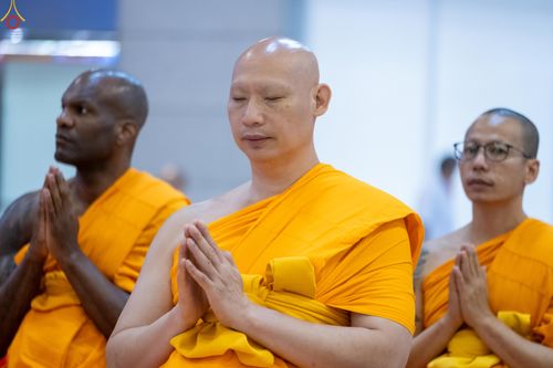 ภาพ No.323636:วันที่ 22 เมษายน พ.ศ.2569(วันคุ้มครองโลก) งานถวายมหาสังฆทาน 40,000 กว่าวัดทั่วประเทศ พิธีภาคสาย ปฏิบัติธรรม ,  พิธีมอบปัจจัยช่วยเหลือครู 4 จังหวัดชายแดนภาคใต้