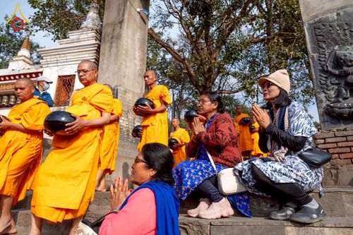 ภาพ No.213094:วันที่ 17 - 18 มีนาคม พ.ศ. 2568 คณะสงฆ์และสามเณรเดินบิณฑบาต รอบเมืองในพื้นที่ วัดสยมภูวนาถและราชวังปาตัน ณ เมืองกาฐมาณฑุ ประเทศเนปาล