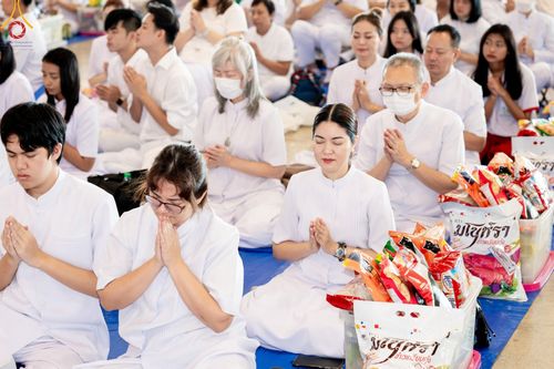 ภาพ No.143378:พิธีตักบาตร ข้าวสารอาหารแห้ง ณ บ้านแก้วเรือนทองคุณยายฯ และ พิธีบูชาข้าวพระ  ณ สภาธรรมกายสากล วัดพระธรรมกาย วันอาทิตย์ที่ 7 กรกฎาคม พ.ศ. 2567