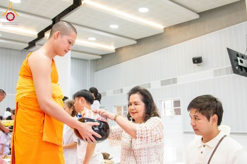 ภาพ No.60760:พิธีตักบาตรพระภิกษุสามเณร ธรรมทายาทระดับอุดมศึกษา วันเสาร์ที่ 20 เมษายน พ.ศ. 2567 ณ ห้องปฎิบัติธรรม ชั้นลอย มหารัตนวิหารคด 13 วัดพระธรรมกาย จ.ปทุมธานี