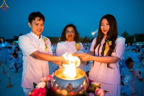 ภาพ No.129590:พิธีจุดประทีป 10,000 ดวง น้อมถวายเป็นพุทธบูชา ณ มหารัตนเจดีย์สิริปทุมสวรรค์ (เจดีย์อริยพุทธะ 5 พระองค์) ศูนย์ปฏิบัติธรรมภาคใต้ อ.บางกล่ำ จ.สงขลา  วันที่ 10 มีนาคม พ.ศ. 2567