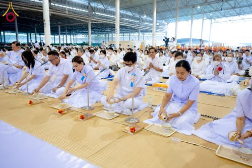 ภาพ No.204273:พิธีถวายภัตตาหารเป็นสังฆทาน แด่พระธรรมยาตรา ณ วัดพระธรรมกาย ตำบลคลองสาม อำเภอคลองหลวง จังหวัดปทุมธานี ในโครงการธรรมยาตรา กตัญญูบูชา มหาปูชนียาจารย์ พระมงคลเทพมุนี(สด จนฺทสโร) พระผู้ปราบมาร อนุสรณ์สถาน 7 แห่ง ปีที่ 13 วันที่ 31 มกราคม พ.ศ. 2568