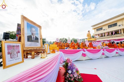 ภาพ No.150785:พิธีเจริญพระพุทธมนต์ และทำบุญตักบาตรแด่คณะสงฆ์ จำนวน 121 รูป เนื่องในโอกาสฉลองครบรอบ 120 ปี อำเภอคลองหลวง จังหวัดปทุมธานี เพื่อถวายเป็นพุทธบูชา ช่วยเหลือผู้ประสบความเดือดร้อนจากอุทกภัย และคณะสงฆ์ 323 วัด 4 จังหวัดชายแดนภาคใต้ วันเสาร์ที่ 31 สิงหาคม พ.ศ. 