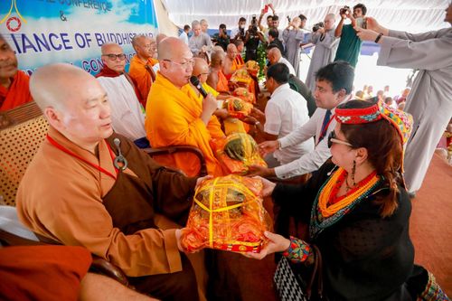 ภาพ No.142504:พิธีถวายมหาสังฆทานพระนานาชาติ 100 รูป ณ วัดนาคทีปะ ราชมหาวิหาร  เกาะนาคทีปะ คาบสมุทร จัฟฟ์น่า จังหวัดเหนือ ประเทศศรีลังกา  วันเสาร์ที่ 22 มิถุนายน พ.ศ. 2567