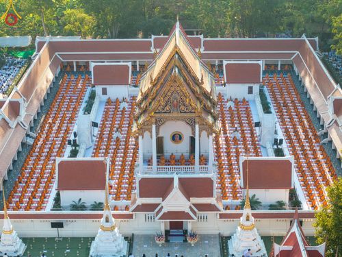 ภาพ No.197131:พิธีจุดประทีปถวายเป็นพุทธบูชา และบูชาธรรมมหาปูชนียาจารย์ ณ วัดโบสถ์(บน) ตำบลบางคูเวียง อำเภอบางกรวย จังหวัดนนทบุรี ในโครงการธรรมยาตรา กตัญญูบูชา มหาปูชนียาจารย์ พระมงคลเทพมุนี(สด จนฺทสโร) พระผู้ปราบมาร อนุสรณ์สถาน 7 แห่ง ปีที่ 13 วันที่ 18 มกราคม พ.ศ. 25