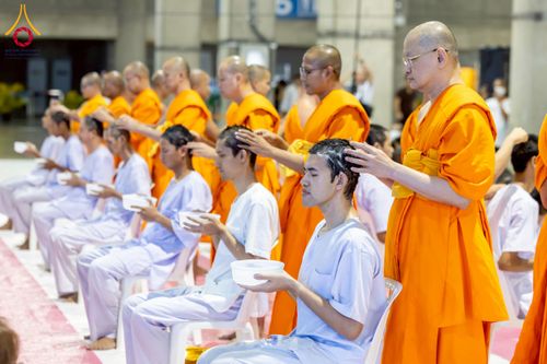 ภาพ No.230703:วันที่ 29 มิถุนายน พ.ศ.2568 พิธีตัดปอยผมและปลงผมนาคธรรมทายาท โครงการบรรพชาอุปสมบทหมู่ รุ่นเข้าพรรษา ณ วิหารคด วัดพระธรรมกาย