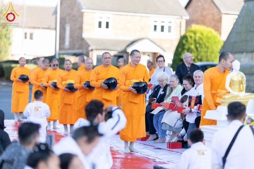 ภาพ No.173092:พิธีกฐินปุญญรังสีเศรษฐี ณ วัดพระธรรมกายนิวคาสเซิล สหราชอาณาจักร วันอาทิตย์ที่ 27 ตุลาคม พ.ศ. 2567