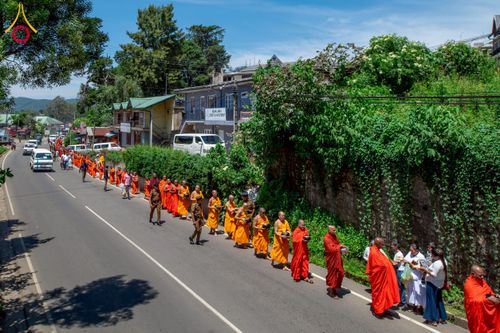 ภาพ No.225637:วันที่ 5 พฤษภาคม พ.ศ. 2568 พิธีบิณฑบาตรอบเมืองนูวราอิลิย่า ฉลองเทศกาลวิสาขบูชา แห่งชาติประเทศศรีลังกา