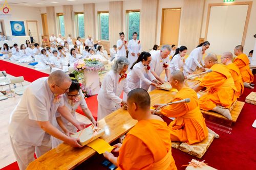 ภาพ No.254077:วันที่ 12 ตุลาคม พ.ศ. 2568 พิธีทอดกฐินวัดพระธรรมกายบูโรส ประเทศสวีเดน