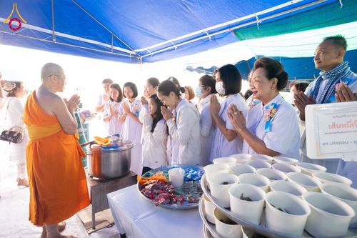 ภาพ No.198310:พิธีถวายภัตตาหารเป็นสังฆทาน แด่พระธรรมยาตรา ณ อนุสรณ์สถานบางปลา วัดบางปลา อำเภอบางเลน จังหวัดนครปฐม ในโครงการธรรมยาตรา กตัญญูบูชา มหาปูชนียาจารย์ พระมงคลเทพมุนี(สด จนฺทสโร) พระผู้ปราบมาร อนุสรณ์สถาน 7 แห่ง ปีที่ 13 วันที่ 20 มกราคม พ.ศ. 2568