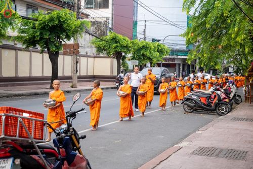 ภาพ No.62033:สามเณรจากศูนย์อบรมเยาวชนสุรินทร์ ออกบิณฑบาต รอบอำเภอเมือง จ.สุรินทร์ ในโครงการบรรพชาสามเณร ฟื้นฟูพระพุทธศาสนาทั่วไทย วันที่ 9 เมษายน พ.ศ. 2567