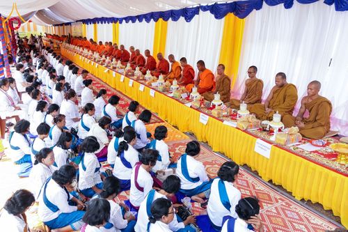 ศูนย์ปฎิบัติธรรมนครวัด ร่วมกับสำนักงานเจ้าคณะจังหวัดไพลิน ถวายเทียนพรรษา มหาสังฆทานครั้งยิ่งใหญ่ เชื่อมสัมพันธ์ ไทย-กัมพูชา 80 วัด บูชาธรรมธรรมหลวงพ่อธัมมชโย ณ วัดโพธิมาราม จ.ไพลิน ประเทศกัมพูชา วันพุธที่ 17 กรกฎาคม พ.ศ. 2567