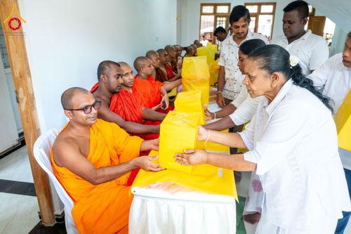 ภาพ No.175845:พิธีทอดผ้าป่าสมทบกฐิน ณ วัดศรีสุมนะ วิเวกรามายา เมืองมาตะเล ศรีลังกา โดยมูลนิธิธรรมกาย ในนามหลวงพ่อธัมมชโย วันที่ 8 พฤศจิกายน พ.ศ. 2567