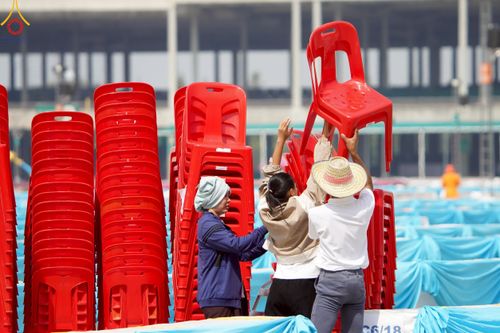 ภาพ No.218440:วันที่ 15 - 18 เมษายน พ.ศ. 2568 การเตรียมภาชนะสำหรับถวายภัตตาหาร , การจัดโต๊ะเก้าอี้ในลานธรรม , การแพ็คพัสดุงานต้อนรับ เพื่องานวันคุ้มครองโลก 22 เมษายน พ.ศ.2568 วัดพระธรรมกาย